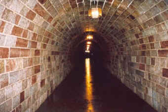 124 m tunel do stěny
